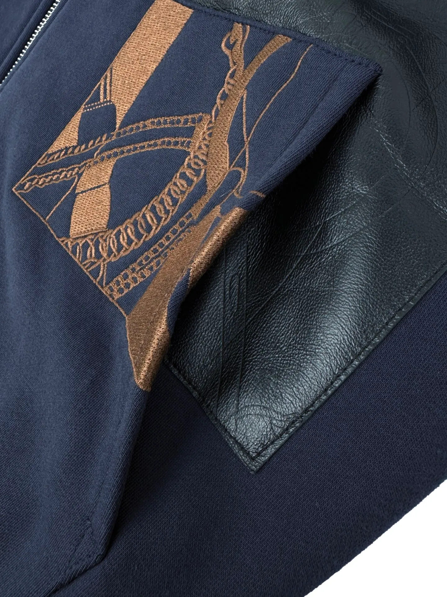 AP 280 Herme Paris embroidered leather zipper jacket, custom-made Yun Heng brocade velvet, dense and warm, soft and skin-friendly. Navy Blue condenses the quiet brilliance, revealing the luxury charm of the family in a low-key manner. The neat fully opened zipper creates a smooth hooded configuration. The drawstring of the same color can adjust the shape of the hood. A lambskin square bag is stacked on top of the front kangaroo bag. The soft leather surface embodies a delicate texture. Classic equestrian embroidery is embedded in the bag body, and the collection of reins totems is hidden in every detail. The warmth of the leather and the delicacy of the embroidery complement each other. The simple body is hidden with ingenuity. The body is cut in a relaxed manner. The French quiet luxury is integrated into daily clothing. It flows between movement and stillness to interpret an unobtrusive high-end elegance. Process 1: Use imported machine embroidery technology and use advanced computer control systems and precision mechanical components to realize Hermes embroidery operations. High precision, smooth and delicate lines. Process 2: Using leather heat etching embossing process. Leather processing technology that uses heat to temper the texture language. Refer to the original 1:1 customized mold. Precisely synergize with the leather surface through temperature and pressure to form a restrained and concave HERMES pattern. Process 3: The fabrics have been fermented and washed. The texture is better. Not easy to deform. Not easy to shrink. Not easy to fade. Maintain long-term beauty. Accessories: Customized 1:1 H zipper. Customized 1:1 H sheepskin Customized 1:1 H trademark Version: Loose version Size: S M L XL Style number: AA 684